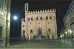 Palazzo dei Consoli di notte