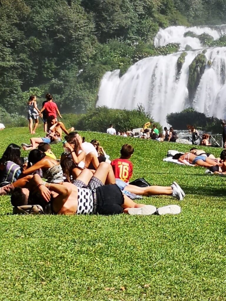 Visitatori alla Cascata